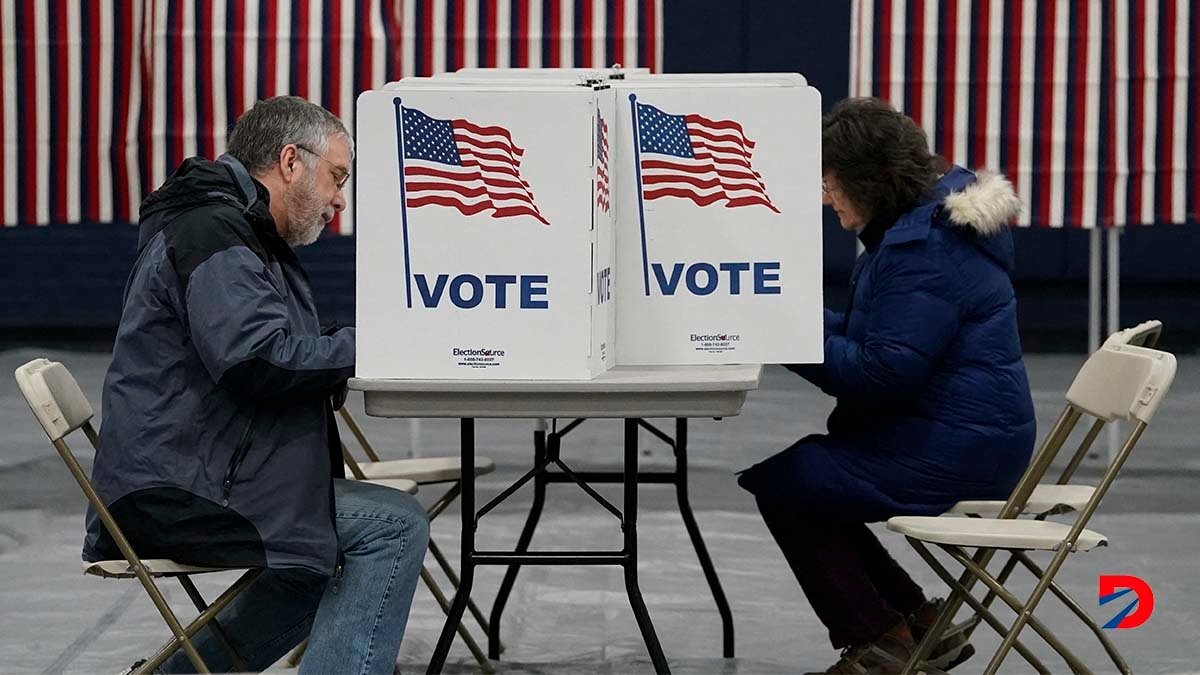 Residentes de New Hampshire al llenar sus boletas en las primarias del Partido Republicano. Foto: Timothy Clary / AFP.