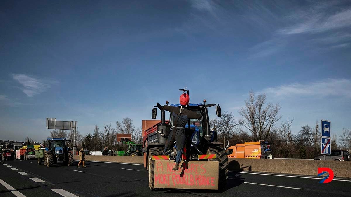 Agricultores bloquearon la carretera M7, cerca de Lyon, en el centro oeste de Francia. Foto: Jeff Pachoud / AFP.