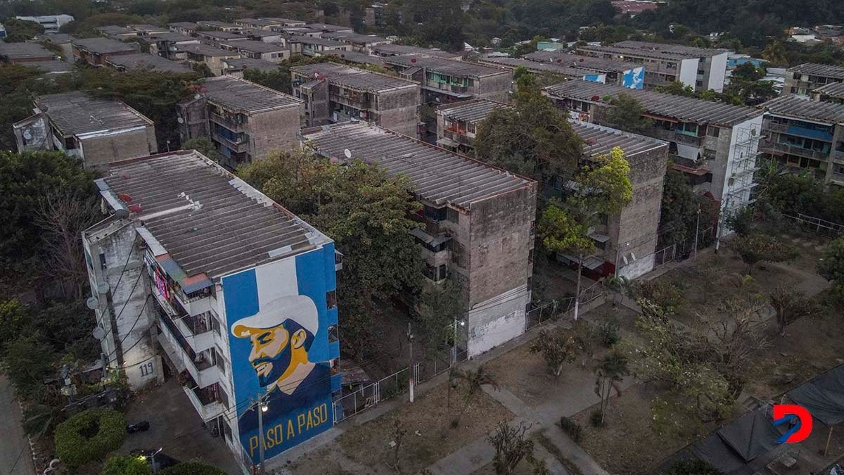 Este es un mural en el complejo de apartamentos de Zacamil, con la imagen del presidente de El Salvador, Nayib Bukele, candidato favorito de cara a las elecciones del domingo. Foto: Camilo Freedman / AFP.