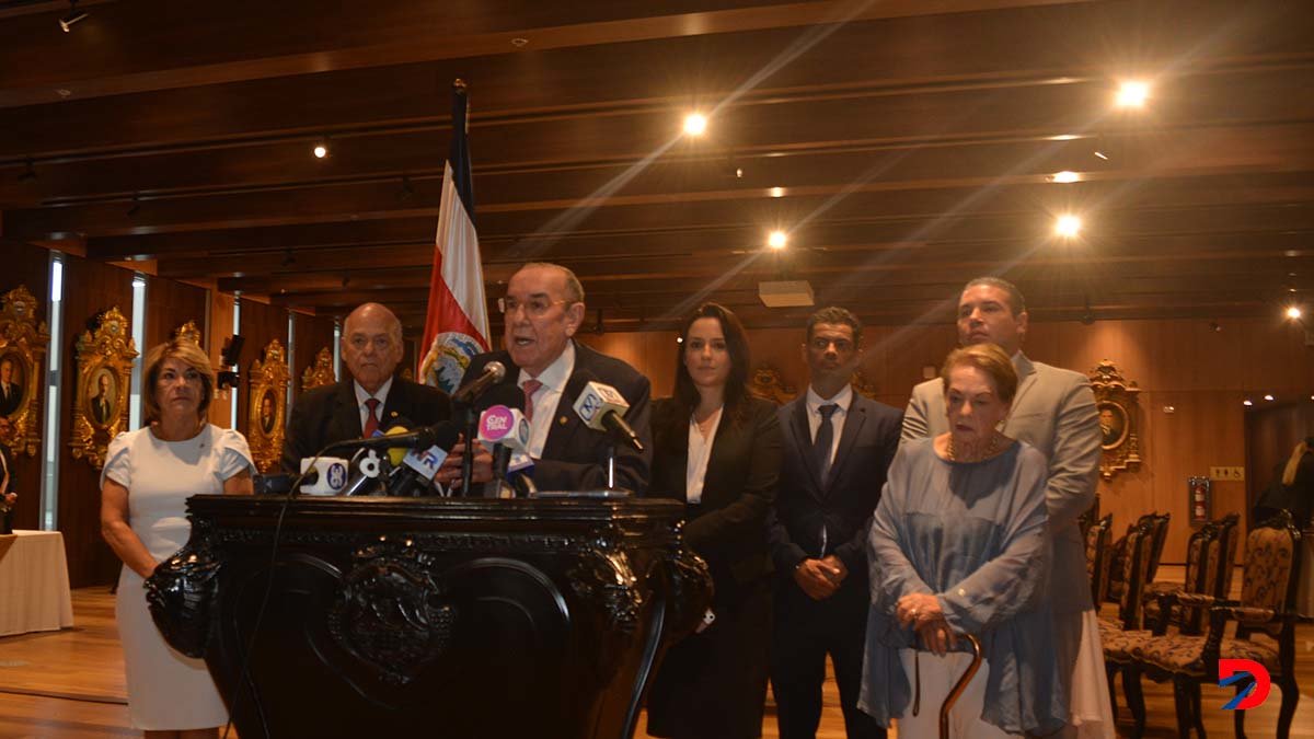 La mesa de trabajo saco las concluciones luego de presentar los proyectos ante los jefes de fracción. Foto Sócrates Colindres Lagos