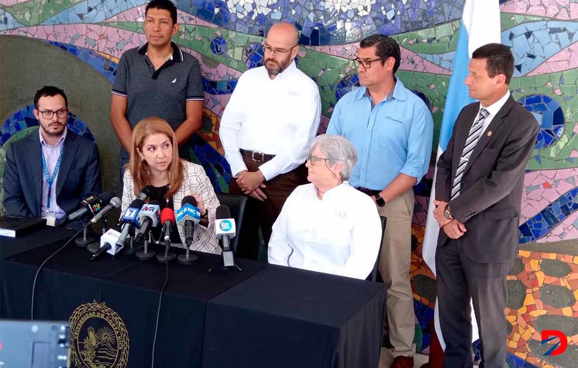 Mary Munive, ministra de Salud junto con investigadores de los 4 laboratorios de la UCR, que reconocen no saber qué hidrocarburo contaminó el agua de 5 cantones josefinos. Foto: Krissia Morris Gray.