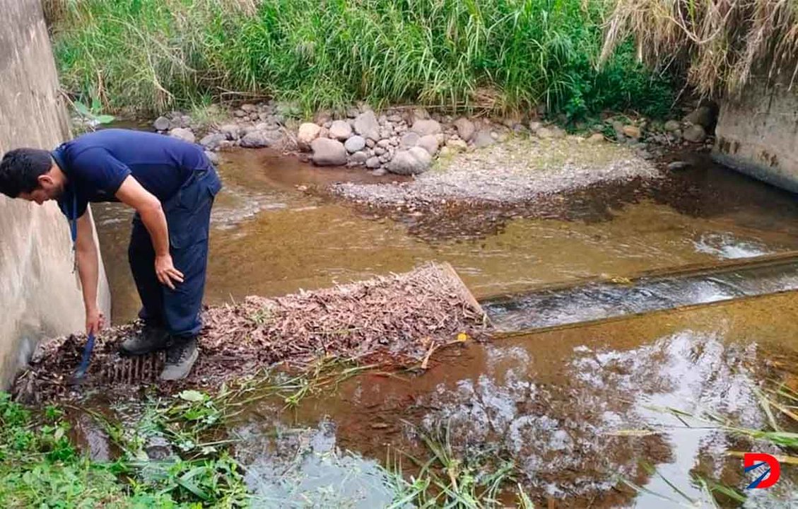 Funcionarios del Acueducto Municipal de Turrialba recorrieron la red para descartar contaminación por combustibles. Foto con fines ilustrativos del AyA.