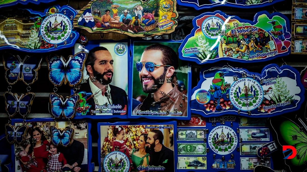 En un mercado de San Salvador venden artículos con la imagen del presidente Nayib Bukele. Foto: Yuri Cortez / AFP.