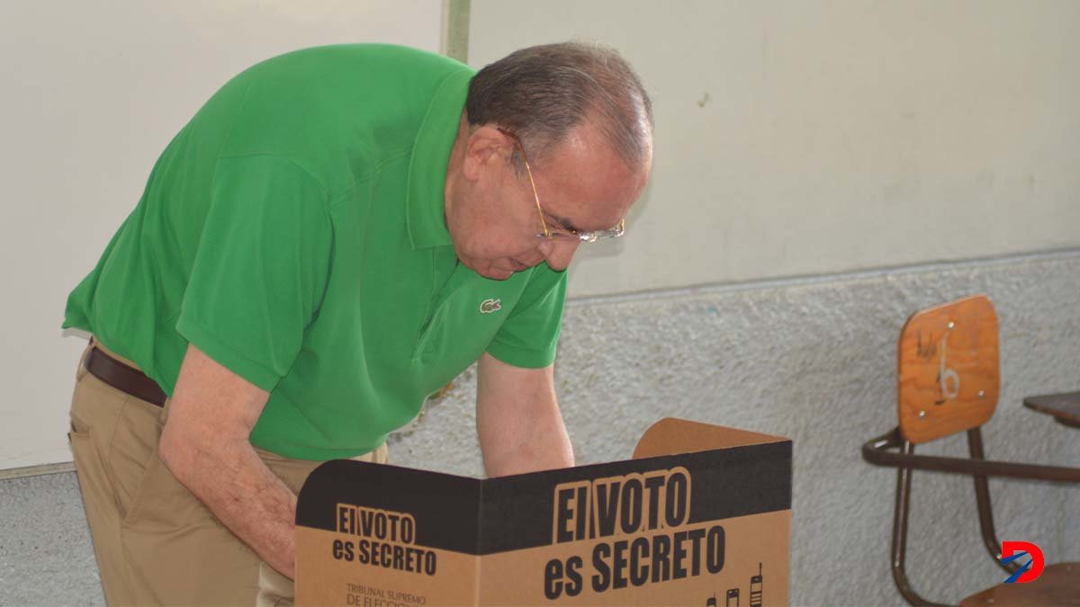 Rodrigo Arias presidente de la Asamblea Legislativa llego al Liceo Dobles Segreda para cumplir el deber del sufragio. Foto: Sócrates Colindres Lagos