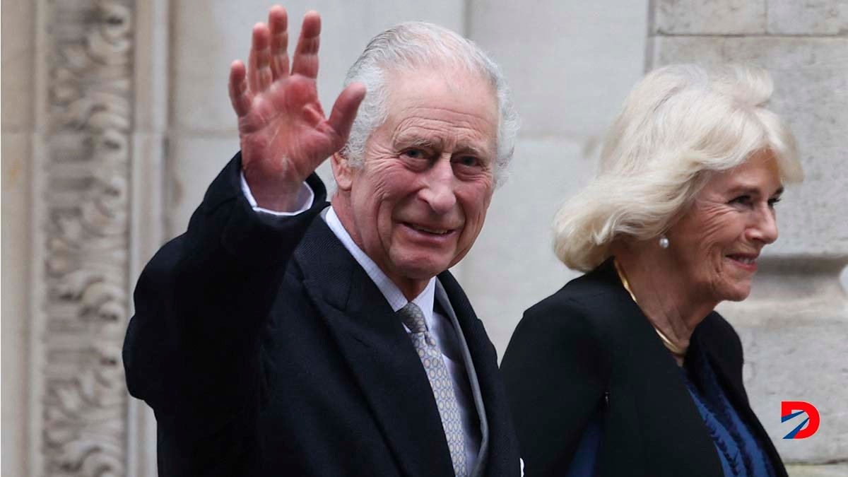 El rey Carlos III cuando abandonaba una clínica en Londres, el pasado 29 de enero, 2024, al lado de la reina Camila. Foto: Daniel Leal / AFP.