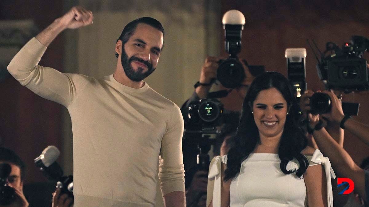 El presidente de El Salvador, Nayib Bukele, saluda a sus simpatizantes tras imponerse en las elecciones del domingo. Foto: Yuri Cortés / AFP.