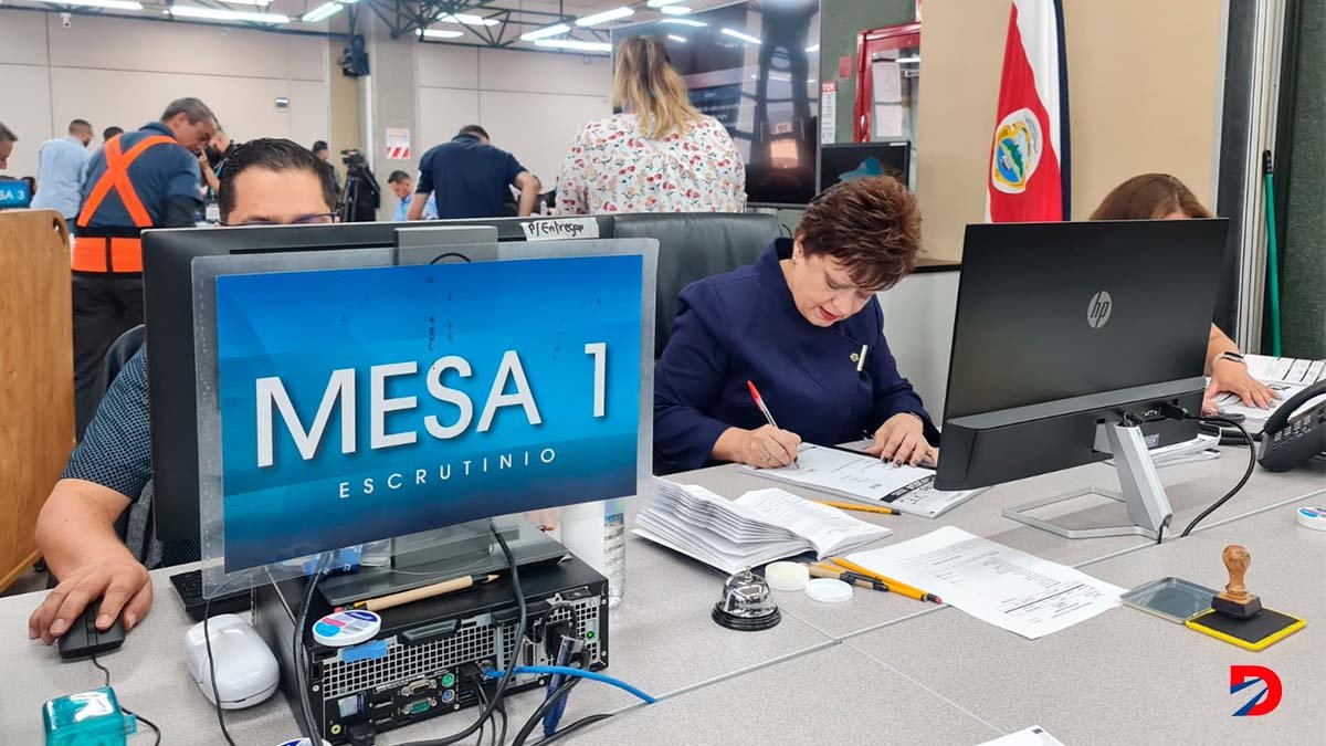 La magistrada Presidente del Tribunal Supremo de Elecciones Eugenia Zamora comenzó con la supervisión del proceso de conteo manual. Foto: TSE