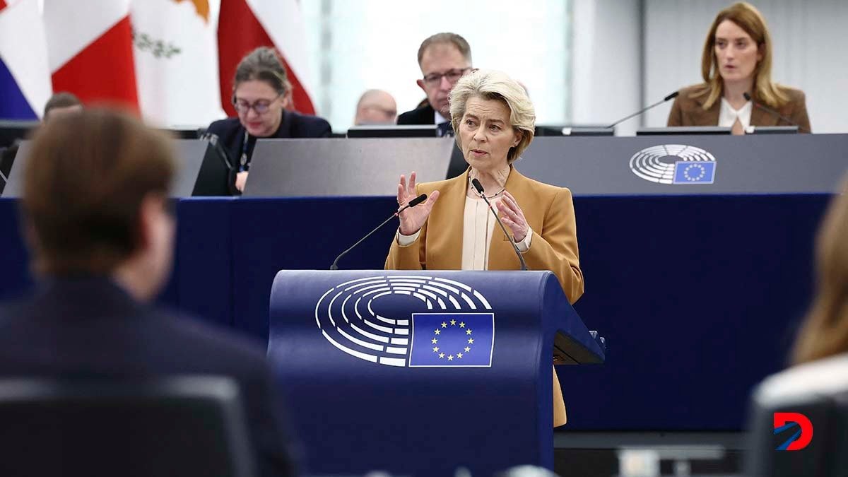 La presidenta de la Comisión Europea, Úrsula von del Leyen habla durante un debate como parte de la sesión plenaria en Estrasburgo. Foto: Frederick Florin / AFP.