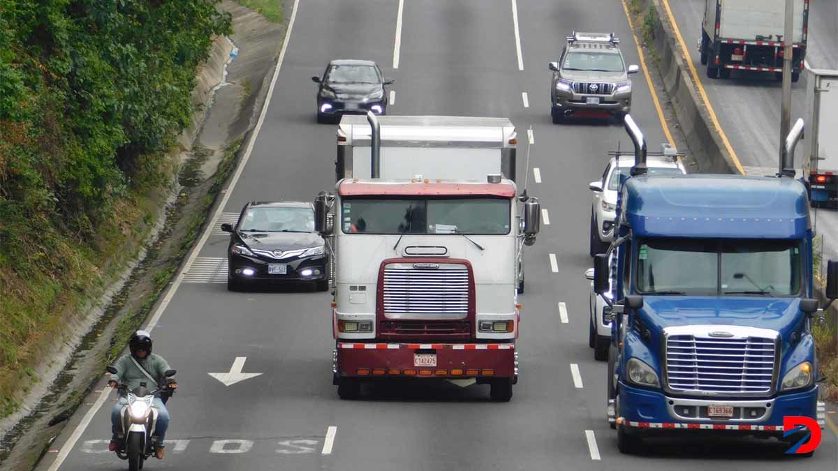 Los camiones que pesan más de 6 toneladas se les aplicará de nuevo la restricción de transitar por vías de la GAM, producto delas obras viales que se llevan a cabo. Foto: MOPT.