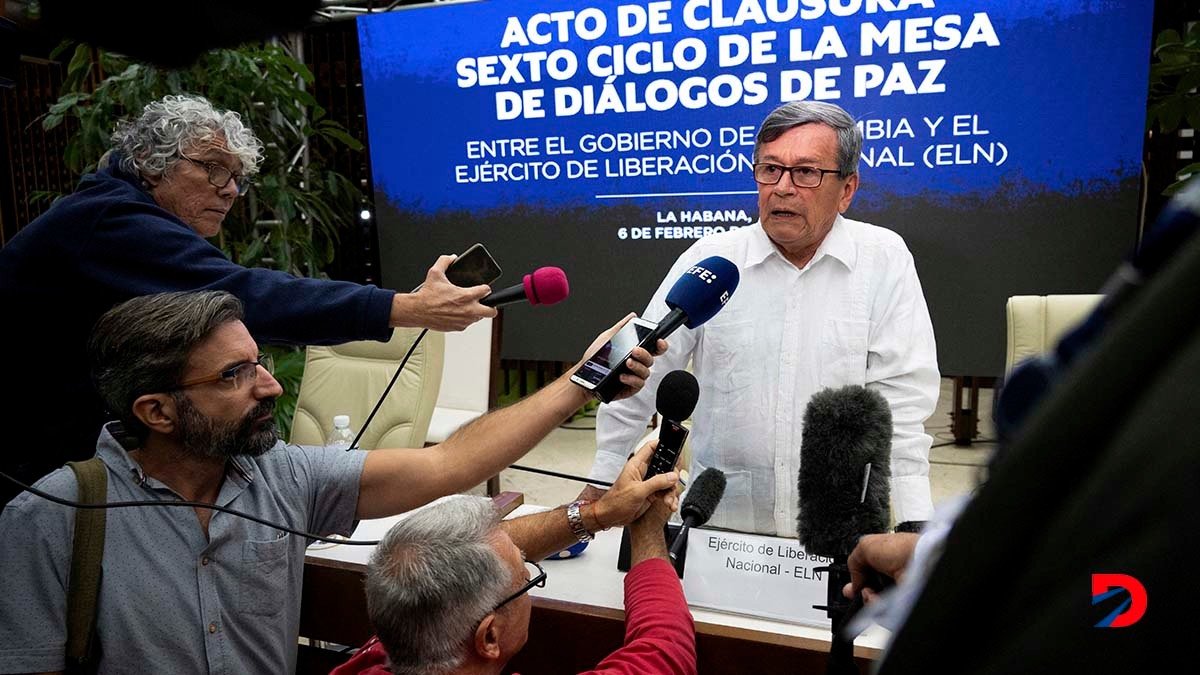 El jefe negociador del ELN, Israel Ramírez, alias Pablo Beltrán, habla con los periodistas tras el cierre de la sexta ronda de negociaciones de paz con el Gobierno. Foto: Yamil Lage / AFP.