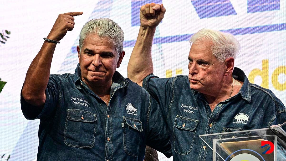 Ricardo Martinelli, expresidente de Panamá (derecha) inició su campaña presidencial el sábado pasado. A su lado, el candidato a la vicepresidencia, José Raúl Mulino. Foto: Martín Bernetti / AFP.