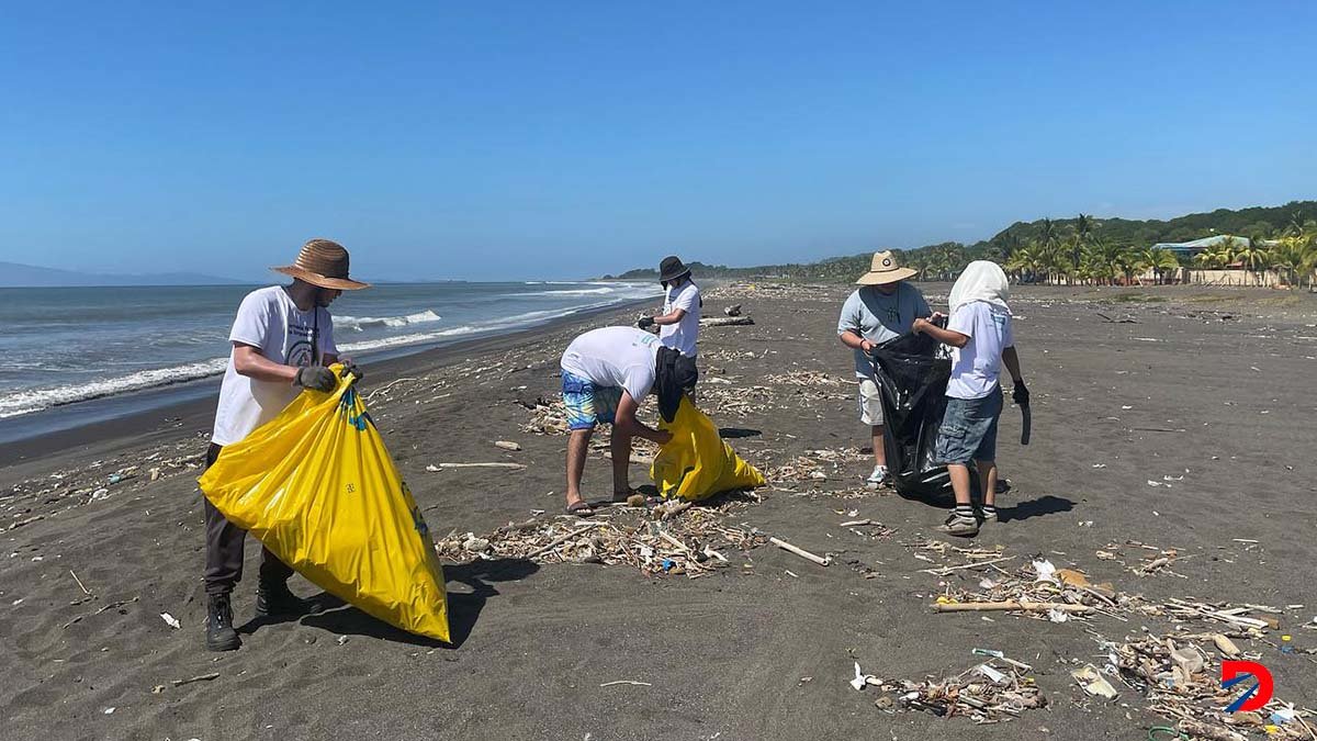 Limpieza de las playas en Garabito