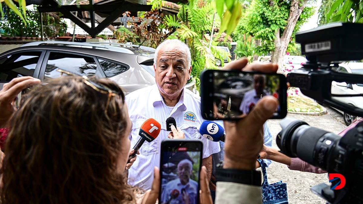 Eduardo Camacho, vocero del expresidente Ricardo Martinelli, habla con los periodistas a las afueras de la embajada de Nicaragua en Panamá. Foto: Mart{in Bernetti / AFP.