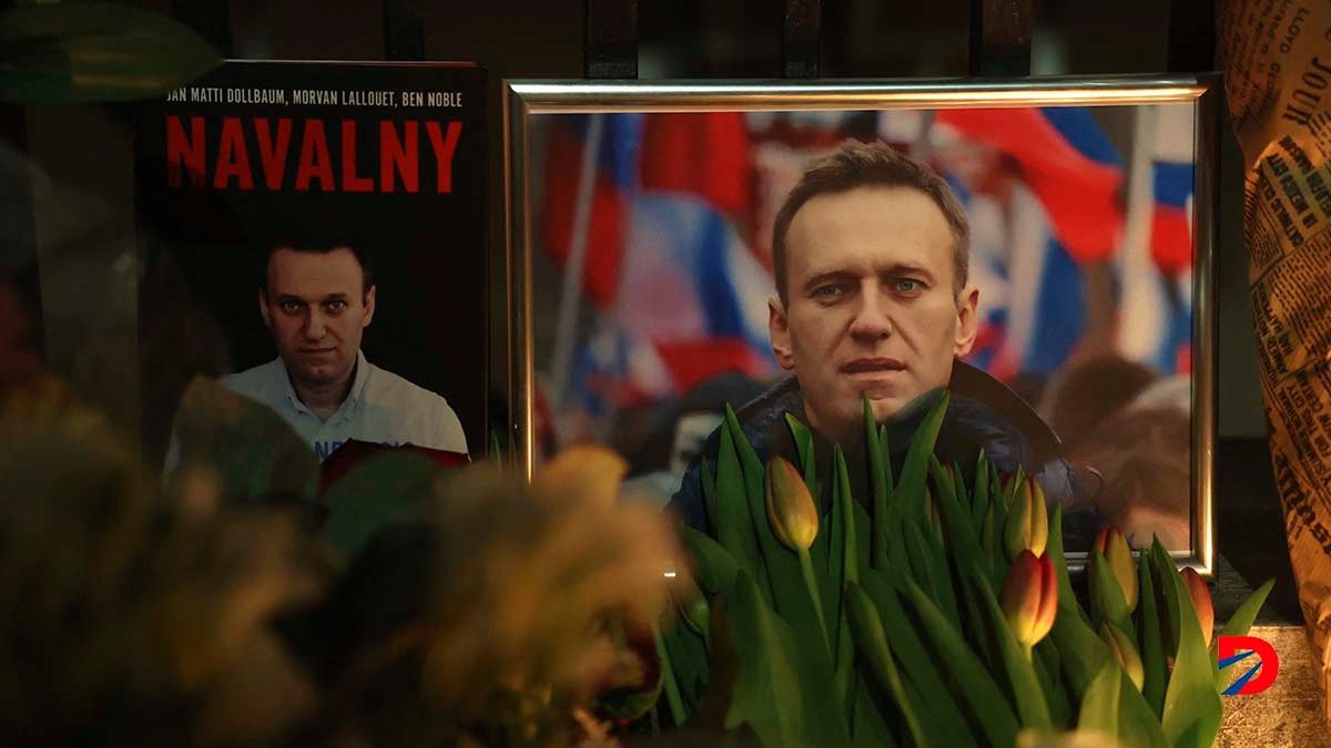 Pie de foto
En Londres, fotografías y flores fueron depositados a las afueras de la Embajada de Rusia. Foto: Daniel Leal / AFP.