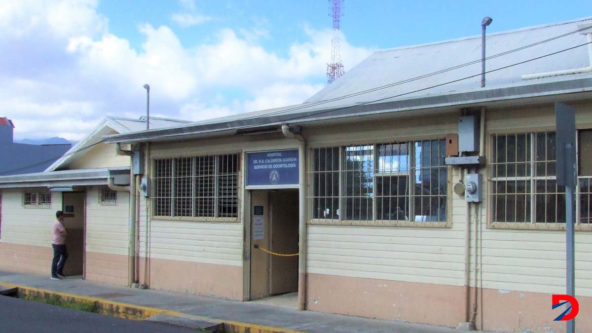 El edificio que alberga el servicio de odontología, del Hospital Calderón Guardia tiene más de 60 años. Foto CCSS