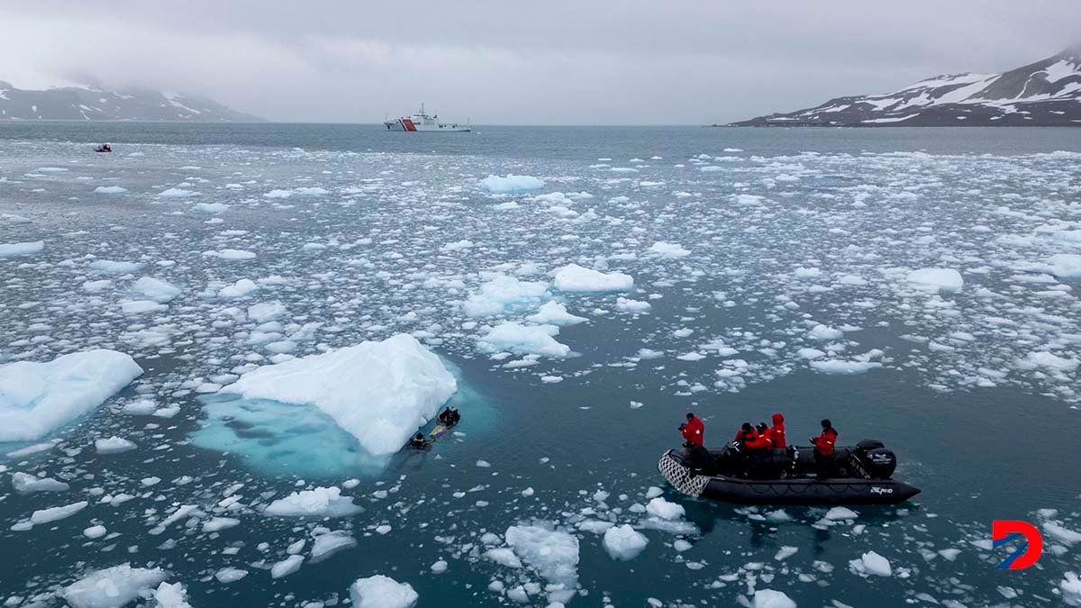 Una nave de la Armanda de Colombia surca los mares cerca de la isla Livinsgton, en la Antártida, el 27 de enero 2024. Foto: Juan Barreto / AFP.