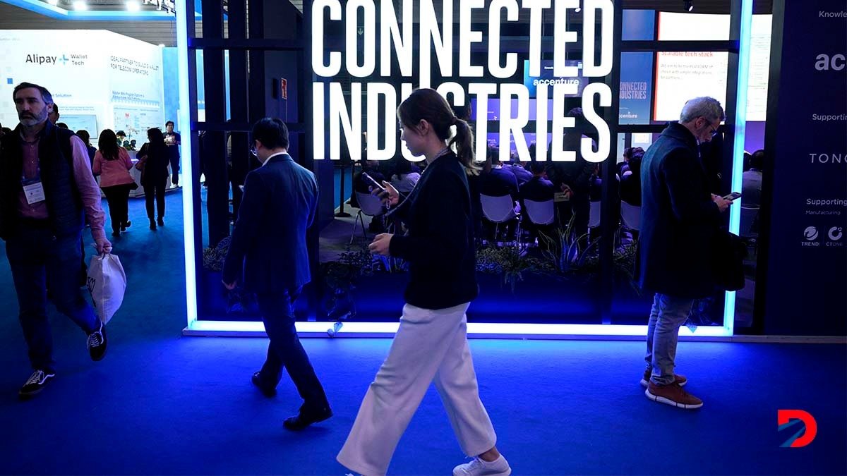 El uso de los celulares es casi una marca registrada en el Salón Mundial del Teléfono Móvil. Foto: Joseph Lago / AFP.