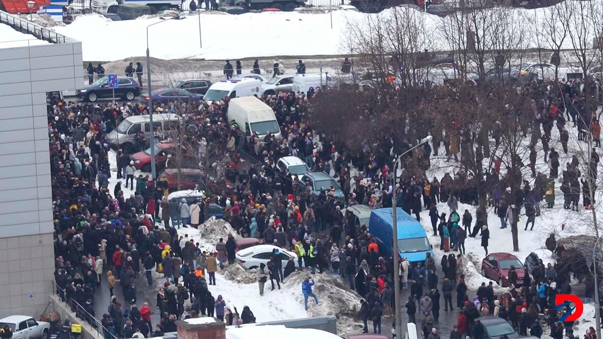 Esta captura de video muestra como miles de personas llegaron al cementerio para despedir al fallecido líder opositor ruso, Alexei Navalny. Foto: Andrey Borodulin / AFP.