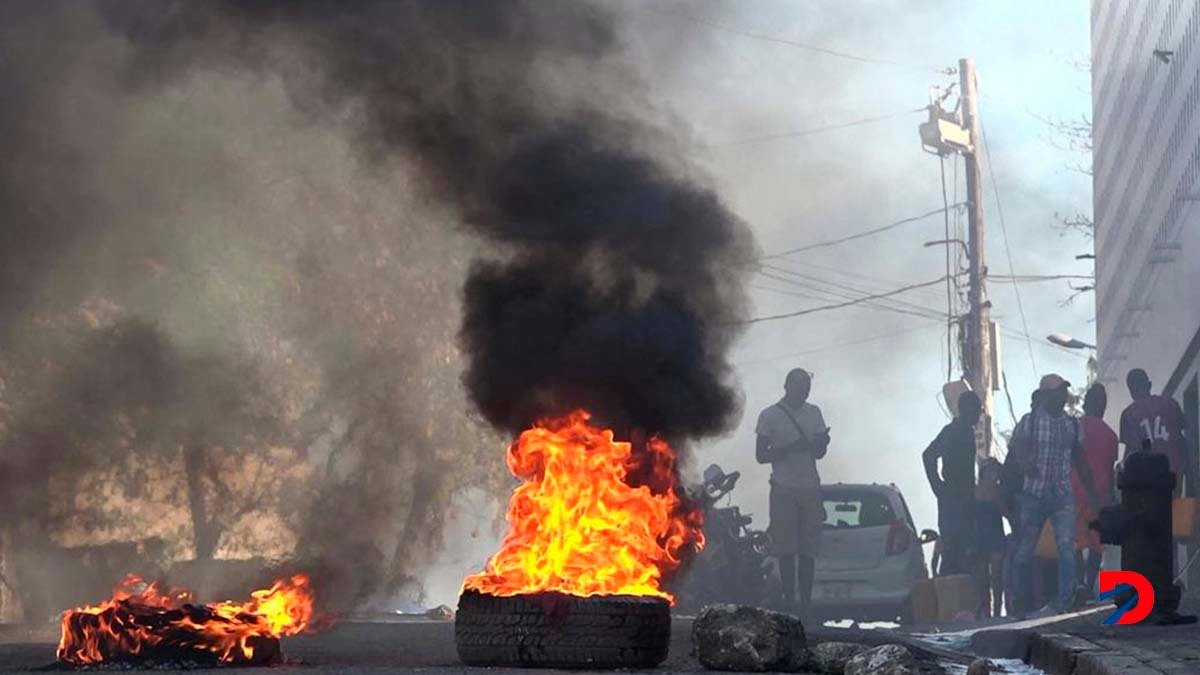 Frente a la Penitenciaría de Puerto Príncipe, los alzados quemaron llantas para repeler la acción policial. Foto: Luckenson Jean / AFPTV / AFP