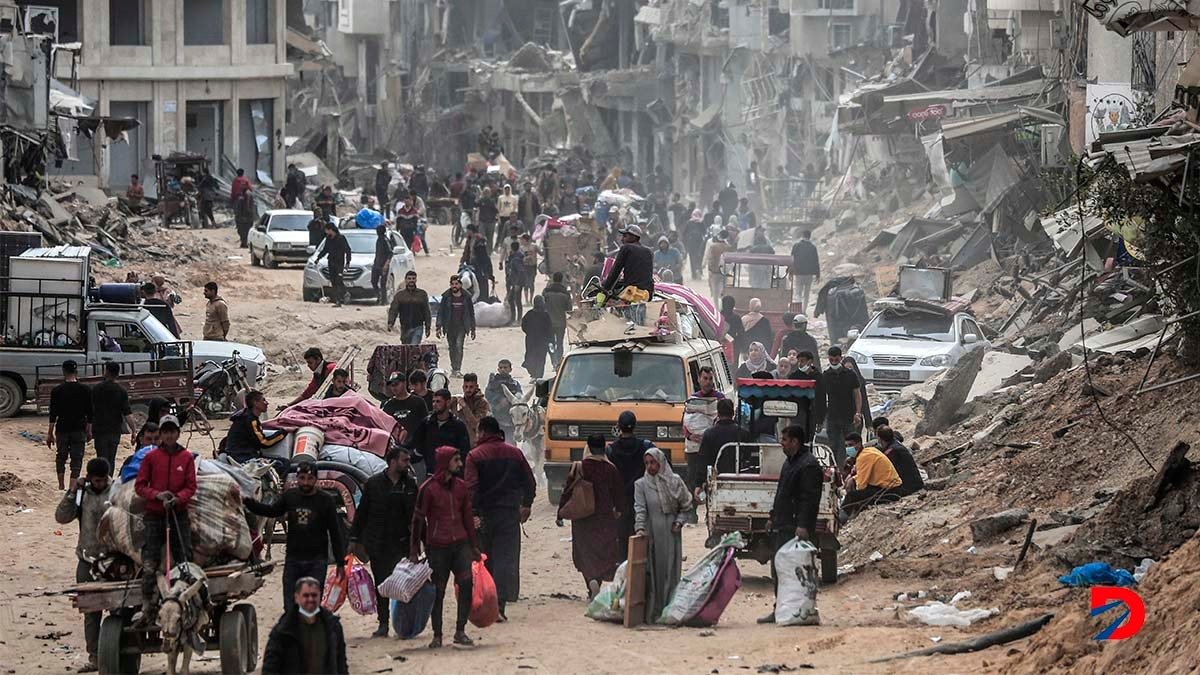 Desplazados palestinos se movilizan por Khan Yunis, en el sur de Gaza, mientras siguen los combates entre el ejército de Israel y las fuerzas de Hamas. Foto: AFP.