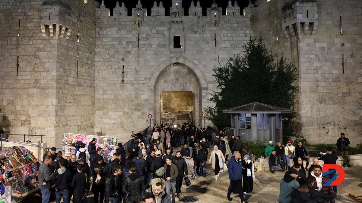 Palestinos caminan por la Puerta de Damasco, después de atender una tarde de oración, en el inicio del mes del Ramadán. Foto: Ahmad Gharabli / AFP.