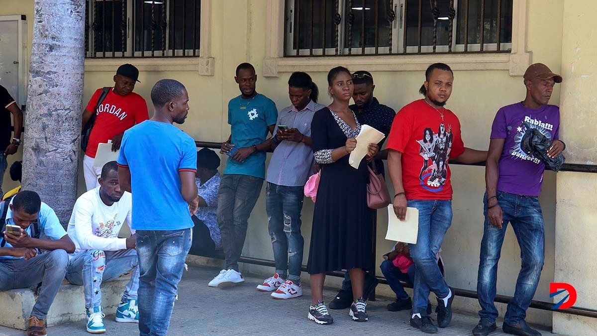 Decenas de haitianos se agolpan cada día frente a la Embajada en Santo Domingo, República Dominicana. Foto: Erickson Polanco / AFP.