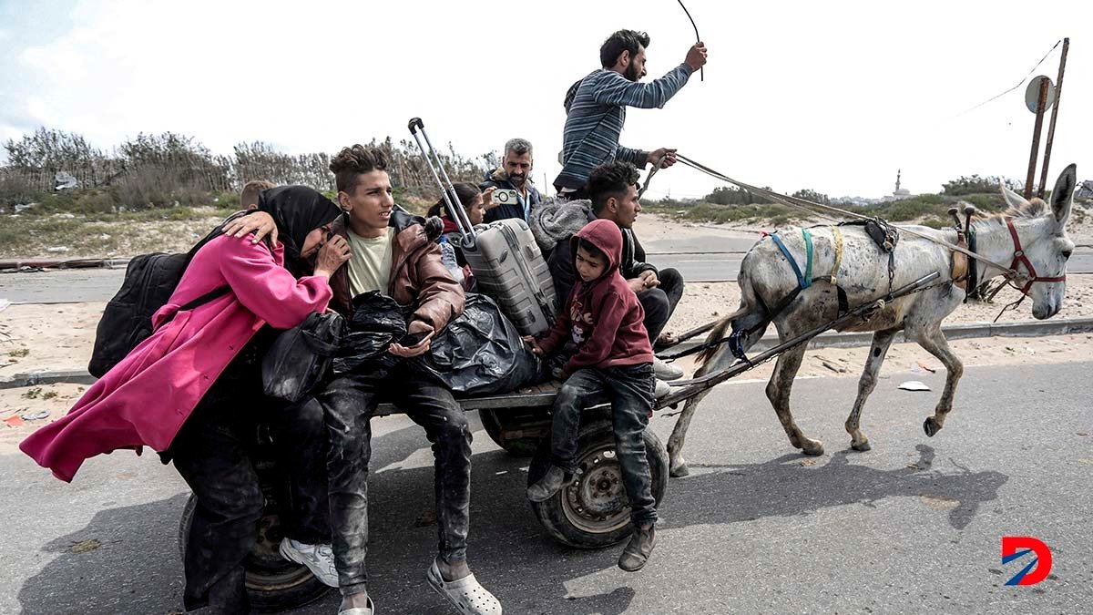 Desplazados palestinos huyen de las inmediaciones de un hospital atacado por las fuerzas israelíes. Foto: AFP.