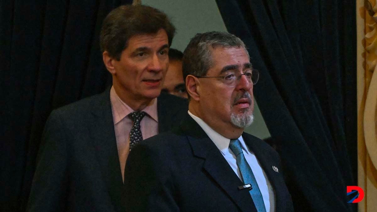 El presidente de Guatemala, Bernardo Arévalo, y el subsecretario de Estado para el Crecimiento Económico, José Fernández, llega al Palacio de Cultura en Ciudad de Guatemala. Foto: Johan Ordóñez /AFP.