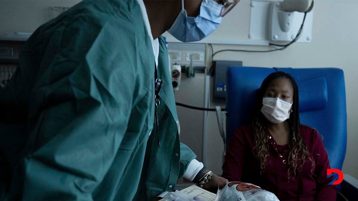 Tesha Samuels, quien recibió una terapia para una enfermedad de las células madre, espera por una transfusión. Foto: Brendan Samialosky / AFP.