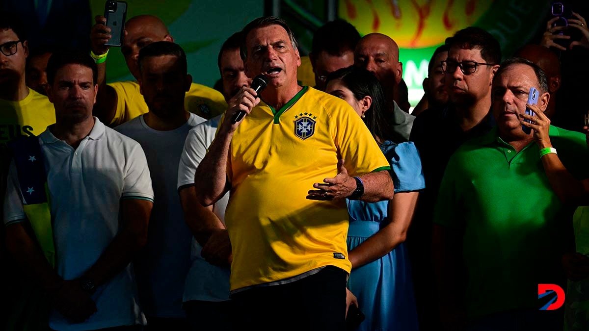 Jair Bolsonaro, expresidente de Brasil, habla junto a Alexandre Ramagem, precandidato a la alcaldía de Río de Janeiro. Foto: Pablo Porciuncula / AFP.