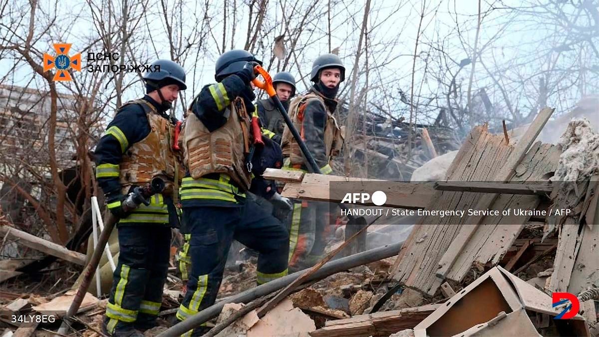 Equipos de emergencia de trabajan en una de las zonas bombardeadas este viernes por las fuerzas rusas en Ucrania. Foto: State Emergency Service of Ukraine / AFP.