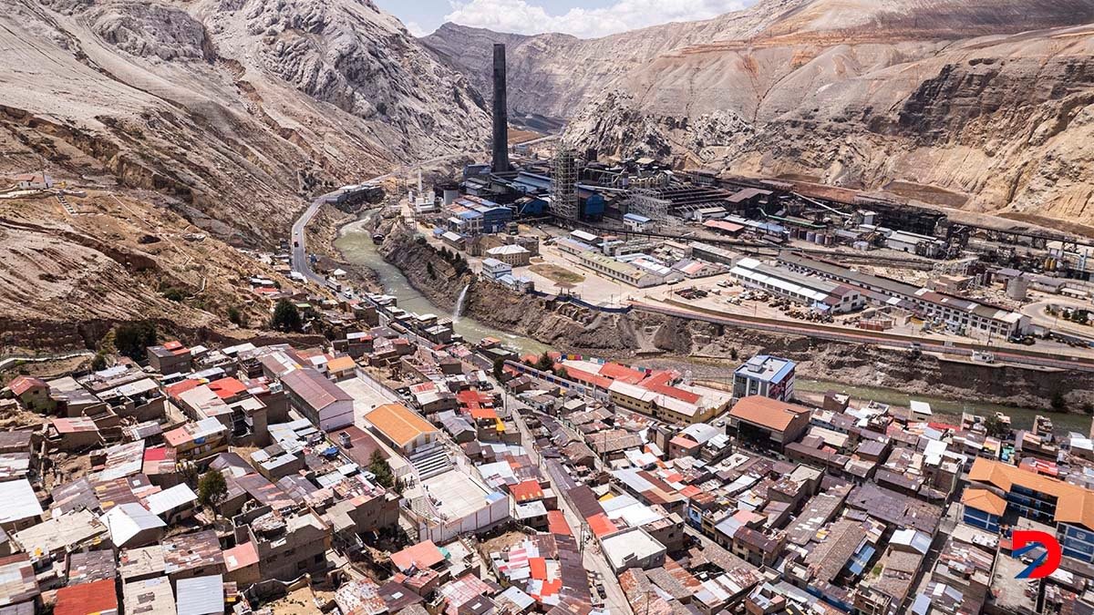 Vista aérea del complejo de Metalurgia Busines Perú, en la ciudad de La Oroya, al este de Lima. Foto: Ernesto Benavides / AFP.