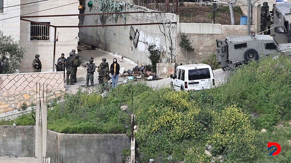 Las fuerzas terrestres de Israel requisan a un hombre en una villa de Gaza. Foto: Zain jaafar / AFP.