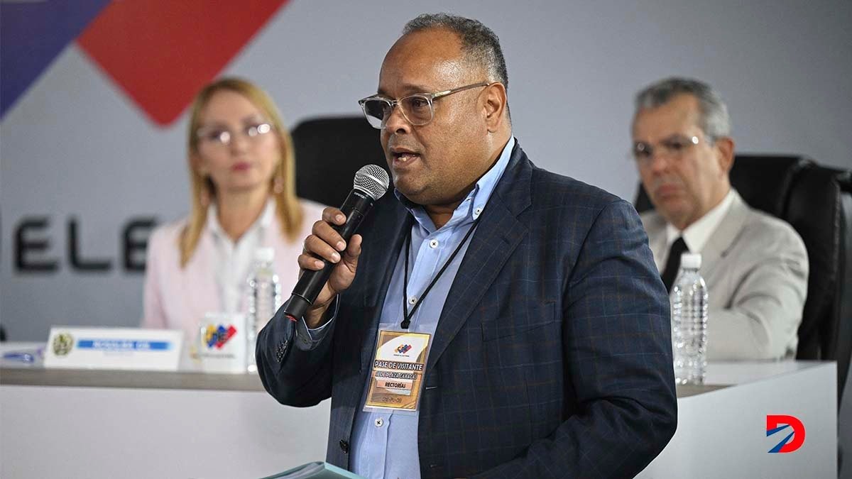 Máximo Sánchez, dirigente del partido Fuerza Vecinal, inscribió la candidatura de Manuel Rosales, el gobernador del estado de Zulia. Foto: Federico Parra / AFP.