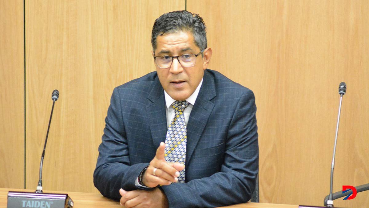 El Ministro de Hacienda Nogui Acosta expuso en la Comisón de Limón que el pago es un acto de transparencia. Foto Sócrates Colindres