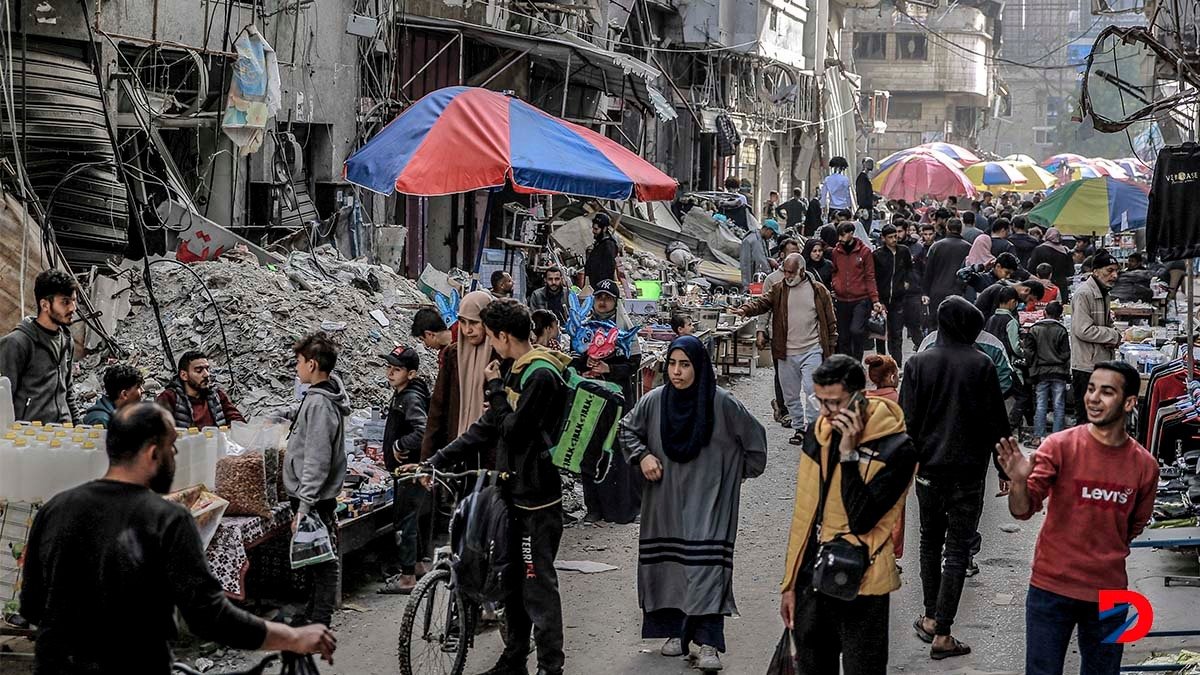 En medio de la destrucción, la gente trata de comprar suministros en un mercado en la ciudad de Gaza. Foto: AFP.