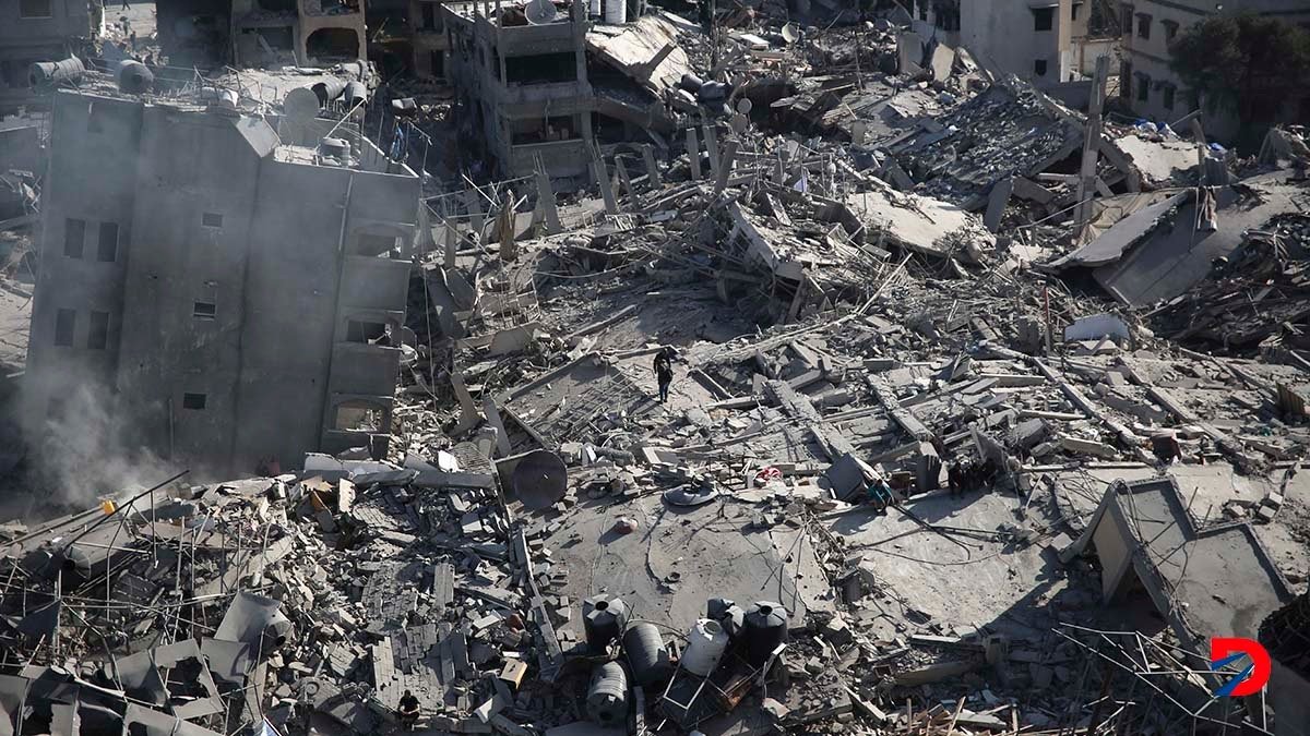 Palestinos inspeccionan las inmediaciones de lo que quedó del hospital Al-Shifa, en Gaza, después de la retirada de las tropas de Israel. Foto: AFP.