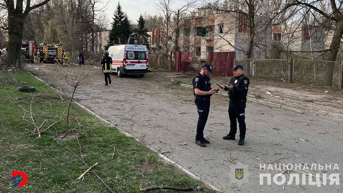 Policías ucranianos se apostaron frente a un centro educativo daño por los misiles lanzados por los rusos. Foto: cortesía Policía Nacional de Ucrania / AFP.