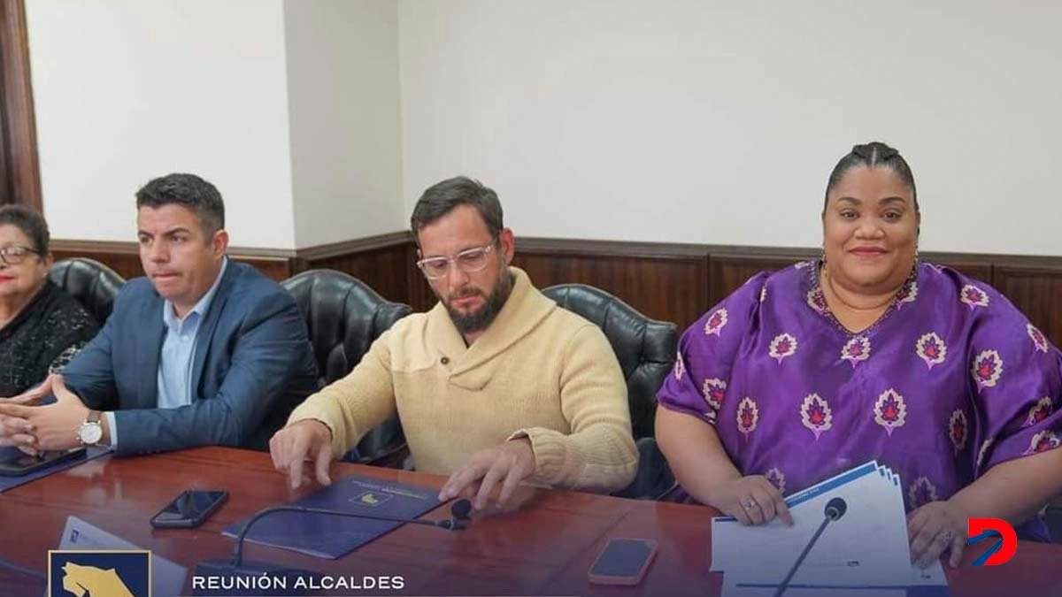 Roberto Rímola (izquierda, participó el 12 de marzo pasado en una reunión de alcaldes electos de Puntarenas y Limón, en Casa Presidencial.