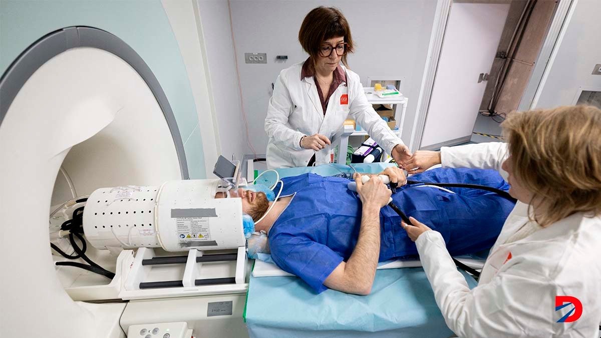 Un voluntario es sometido al escaneo de su cerebro, a través de una resonancia magnética en el nuevo Iseult. Foto: Alain Jocard / AFP.