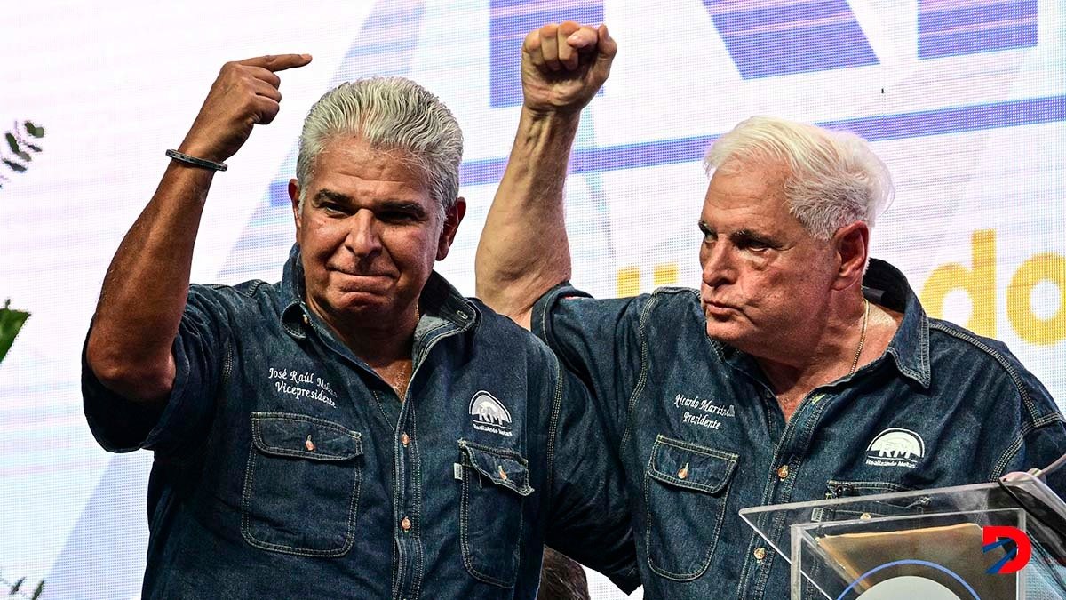 José Raúl Mulino (izquierda) fue escogido a dedo por el expresidente Ricardo Martinelli, como candidato presidencial en Panamá. Foto: Martín Bernetti / AFP.