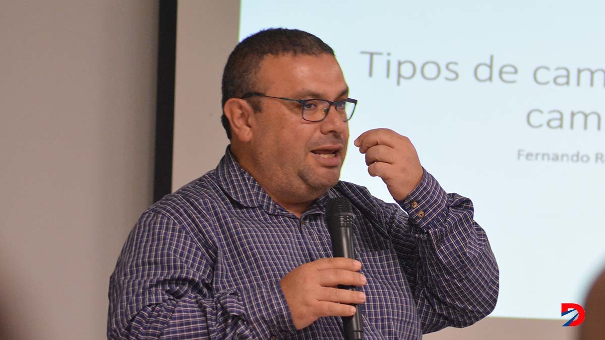 Durante un conversatorio con la Fundación Desarrollo y Ambiente  Verde, el economista Fernando Rodríguez, analisó la situación real del Colón. Foto Sócrates Colindres