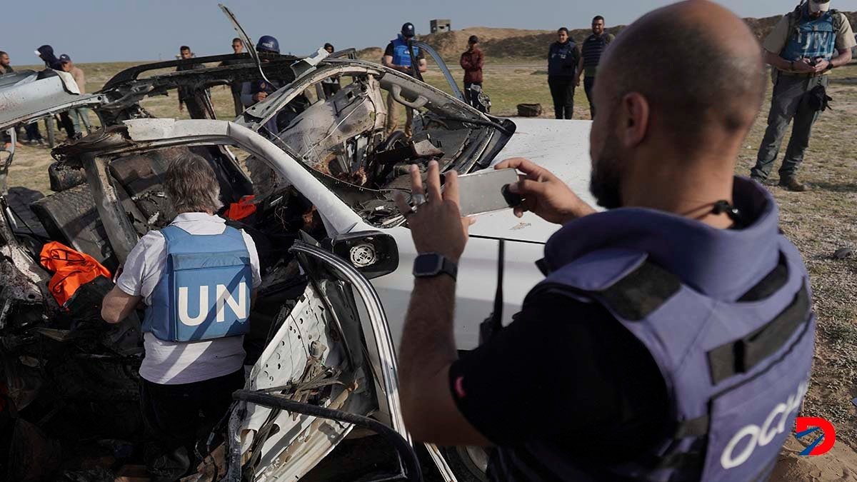 Personal de Naciones Unidas al momento de revisar una de los vehículos de WCK atado por el ejército de Israel el lunes. Foto: AFP.