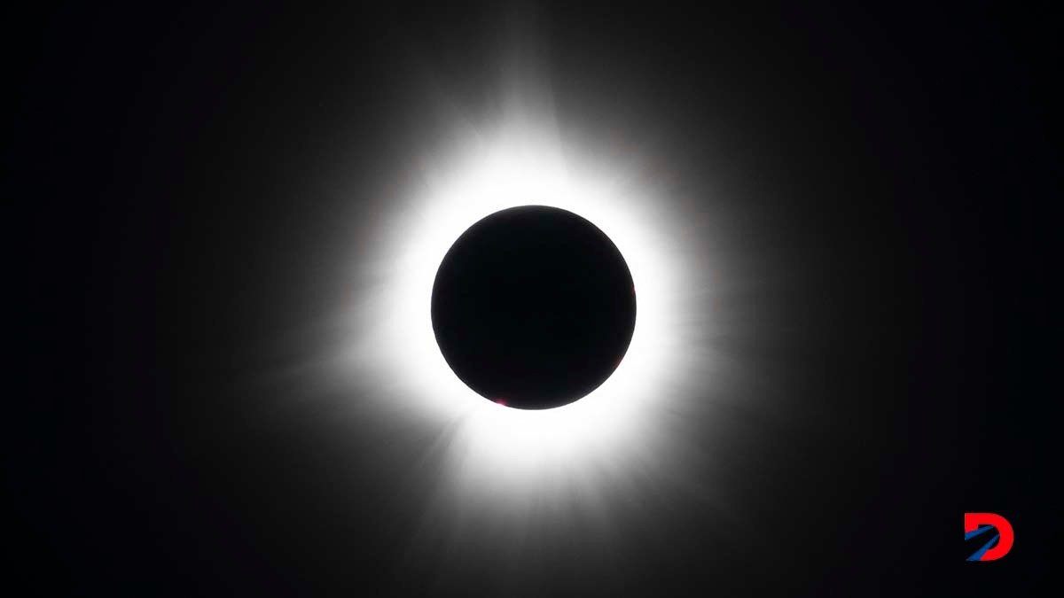 La luna cubre el sol durante el eclipse total de este lunes, que se pudo apreciar en varios puntos de Norteamérica. Foto: Stan Honda / AFP.