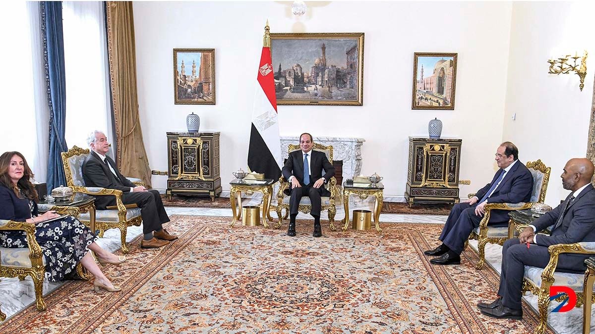 El presidente egipcio Abdel Fattah al Sisi (centro) se reunión la semana pasada con el director de La CIA William Burns. Foto: Presidencia de Egipto / AFP.