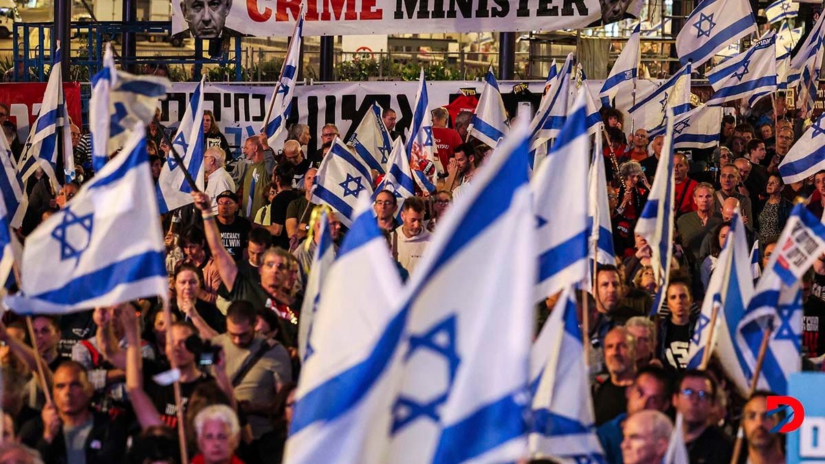 Decenas de personas salieron a las calles en Tel Aviv para exigir la renuncia del primer ministro, Benjamin Netanyahu. Foto: Jack Guez / AFP.