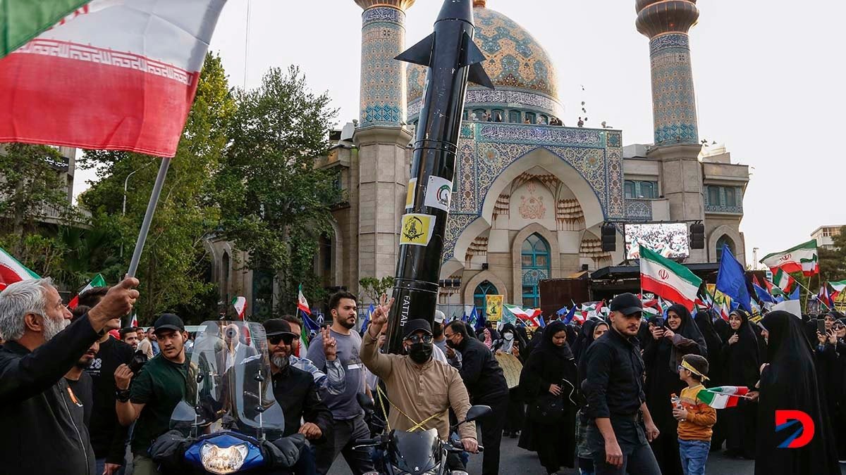 Iraníes celebran en el centro de Teheran, el lunes, para celebrar los ataques sobre Israel del 14 de abril (tiempo local). Foto: Atta Kenare / AFP.