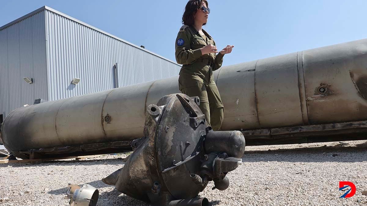 Un elemento del ejército israelí observa un misil balístico iraní de los que fueron lanzados contra el territorio judío el fin de semana. Foto: Gil Cohen-Magen / AFP.