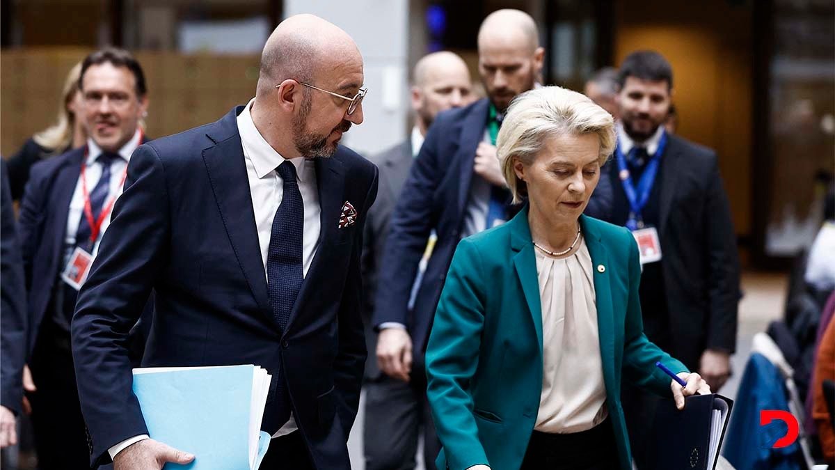 La presidenta de la Comisión Europea, Úrsula Von Del Leyen y el presidente del Consejo de Europa, Charles Michel, durante una conferencia de prensa. Foto: Kenzo Tribouillard / AFP.