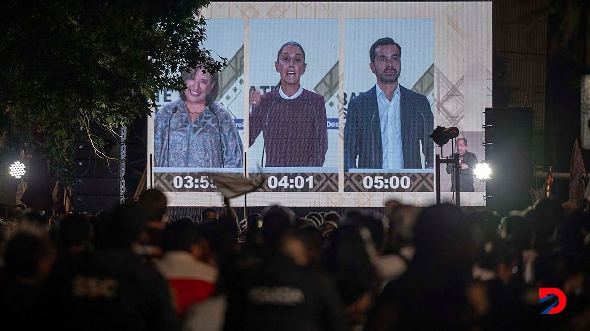 La gente pudo observar el debate presidencial en varios puntos de las principales ciudades de México. Foto: Carl De Souza / AFP.